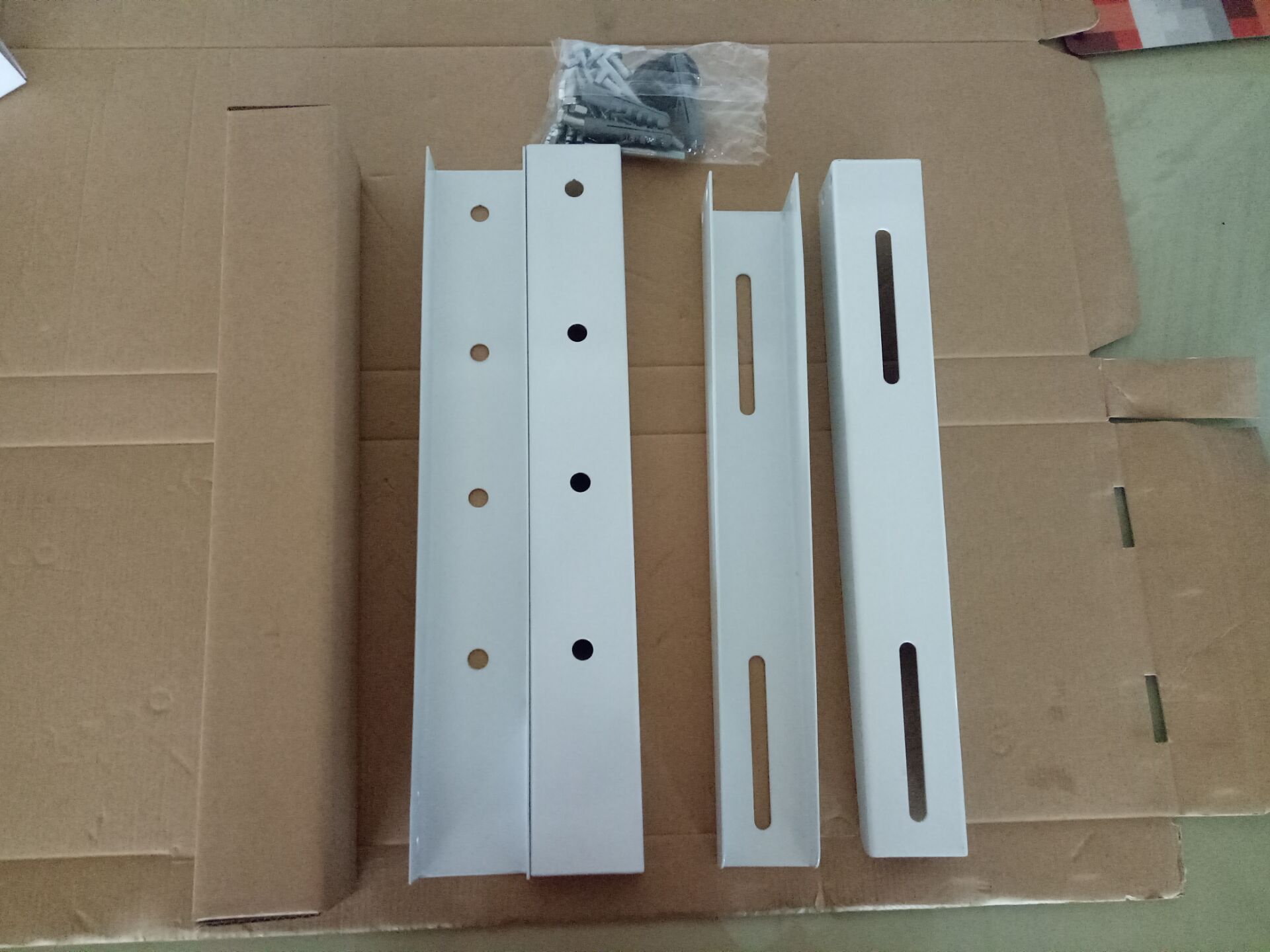 空调外机支架墙壁挂架喷涂白色金属支架空调支架含配件，含螺丝包，用于安装固定。