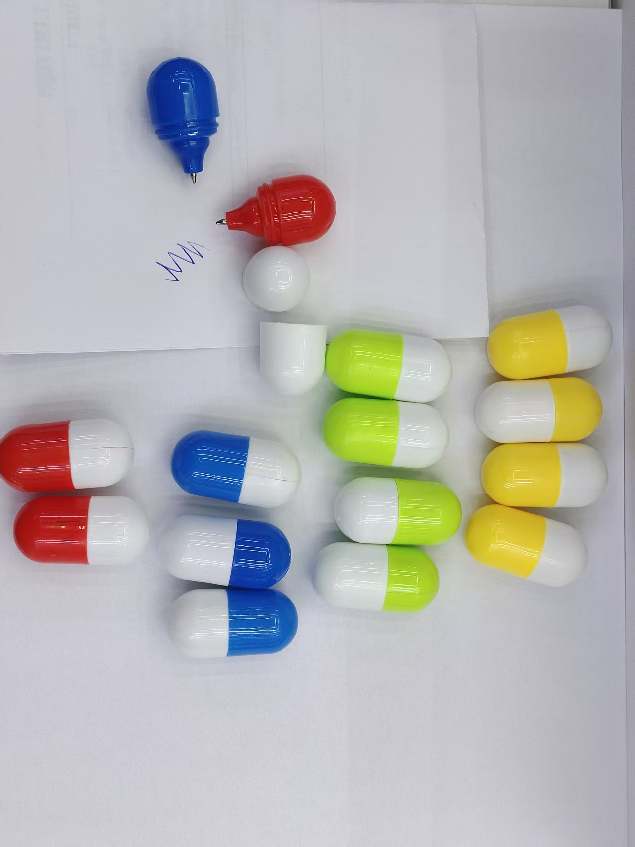 Capsule pill pen design, mixed-color ballpoint pen, children's prize gift wholesale, mini ballpoint pen Item Picture