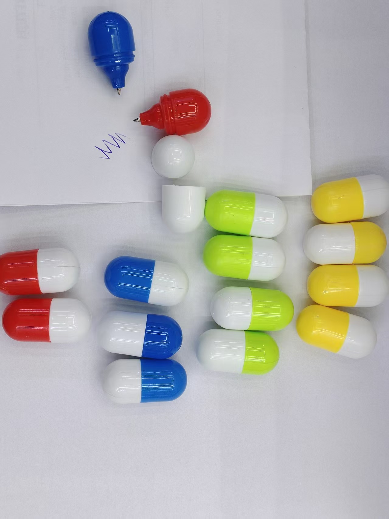 Capsule pill pen design, mixed-color ballpoint pen, children's prize gift wholesale, mini ballpoint pen Specification image
