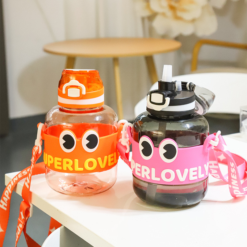 H164-HY-098 Children's water cup with high appearance level, creative new cartoon double-drinking cup, slanted span, large capacity plastic cup Item Picture