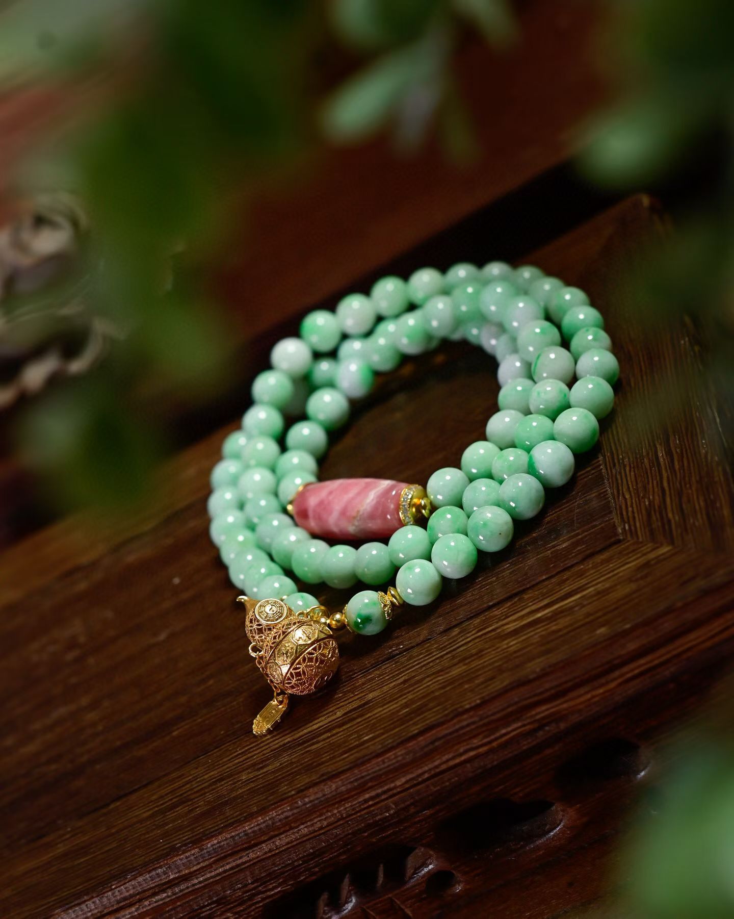 道毅珠宝天然A货飘花翡翠圆珠三圈手链天然红纹石路路通搭配925银镀金镂空八宝葫芦吊坠细节图