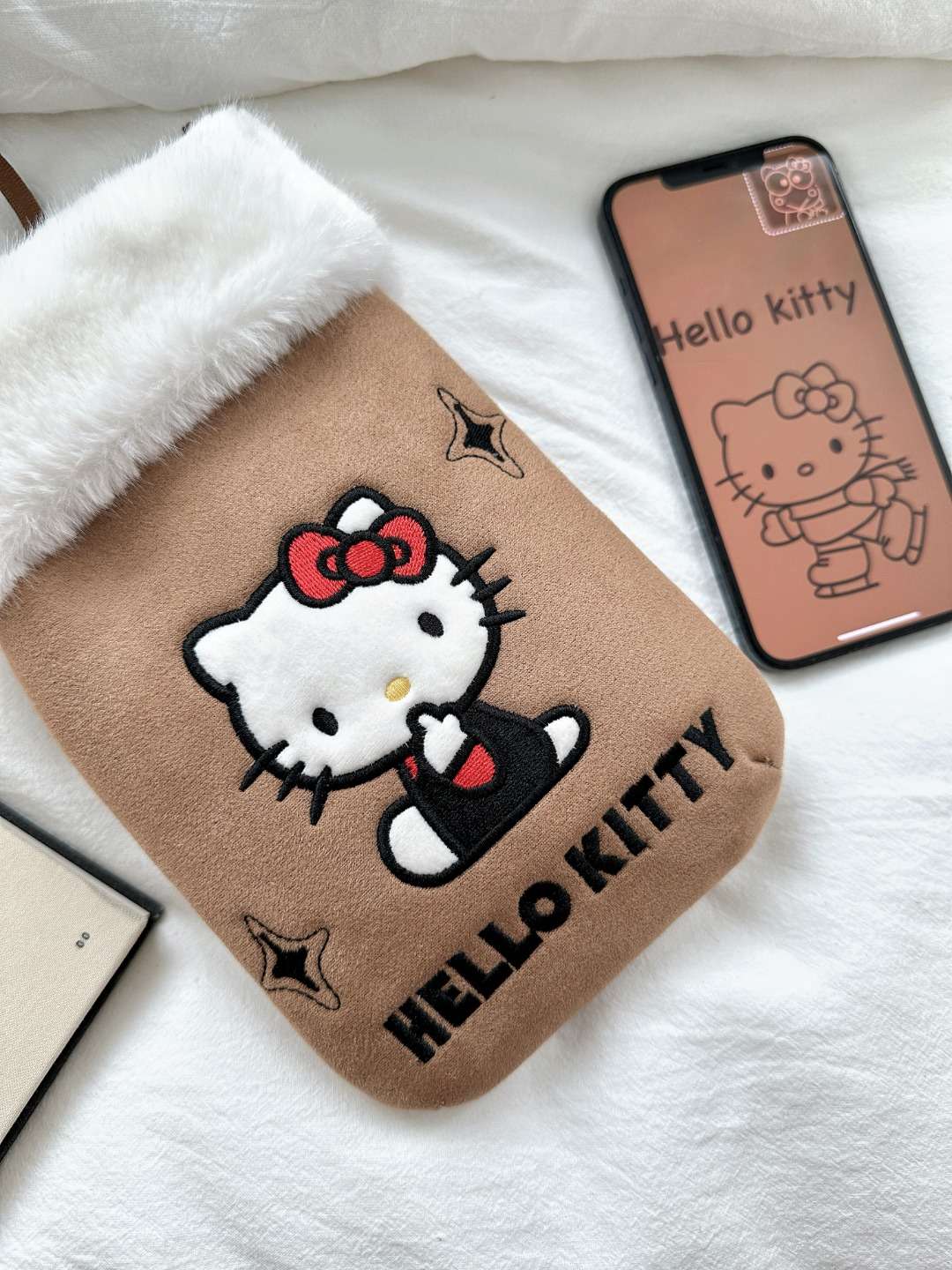 三丽鸥-麂皮绒手机包白底实物图