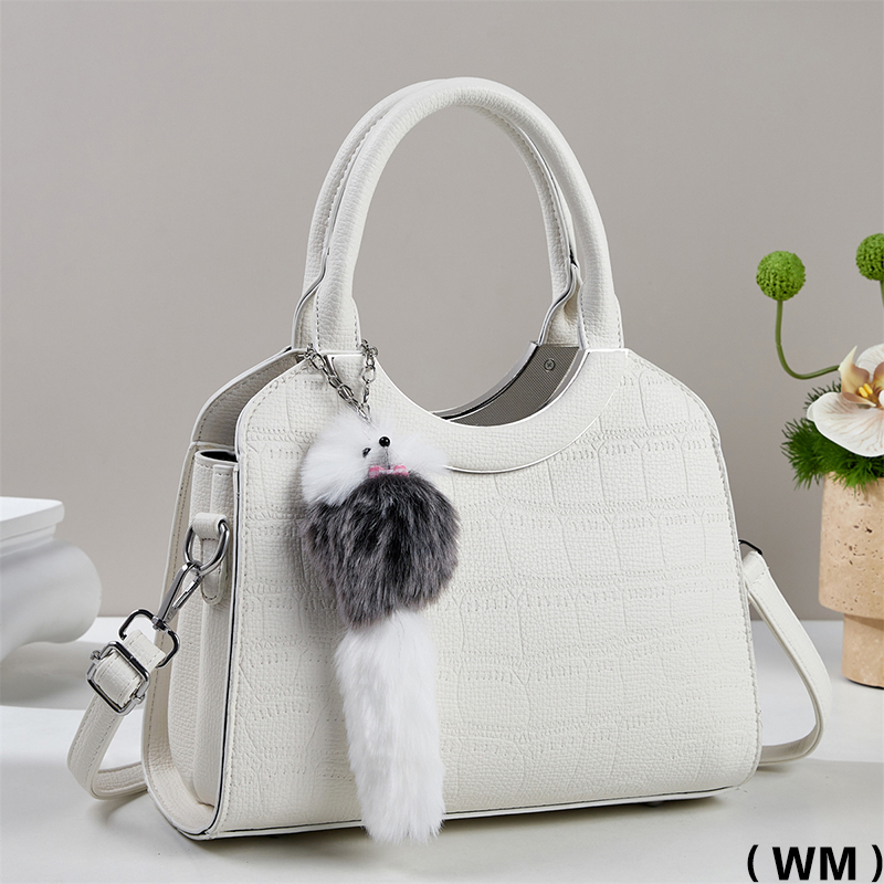 The new large-capacity hand-held shoulder crossbody bag HYZ312-2 from Meifang Bags and Yiding Bags Industry Application Scenario