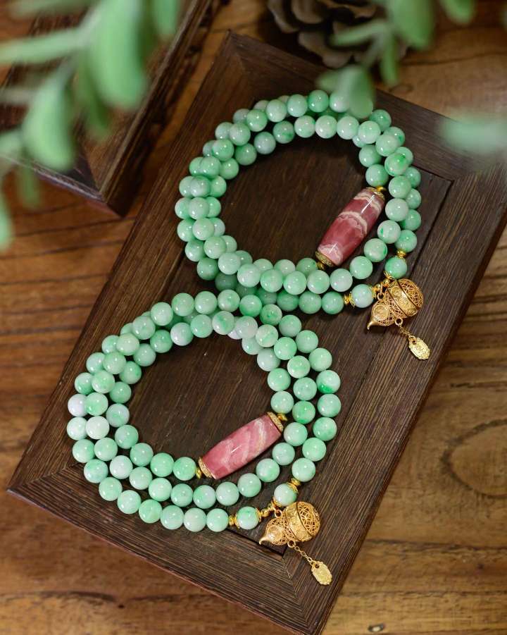 道毅珠宝天然A货飘花翡翠圆珠三圈手链天然红纹石路路通搭配925银镀金镂空八宝葫芦吊坠白底实物图