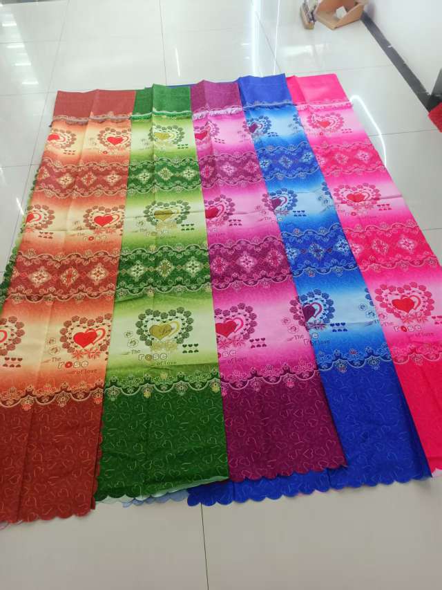 印花窗帘，价格便宜，花型多，颜色混装，白底实物图