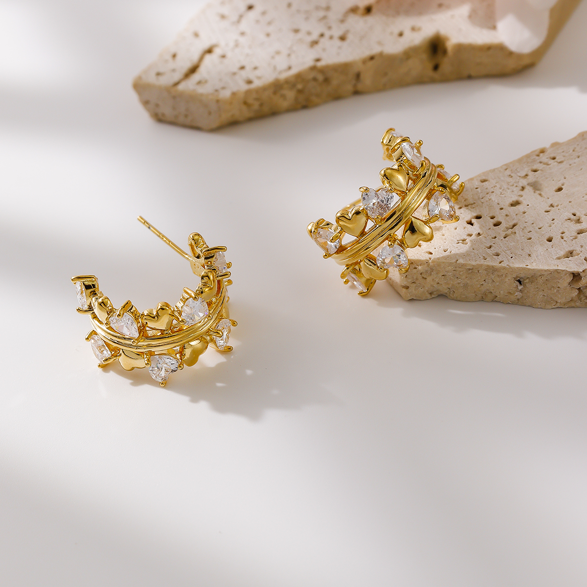 新款时尚锆石高级设计感轻奢超闪老花精致气质女金属C圈经典耳圈产品图