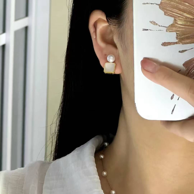 New natural pearl niche design square sugar mother-of-pearl earrings, simple, fashionable and elegant stud earrings, light luxury earrings detail image 7