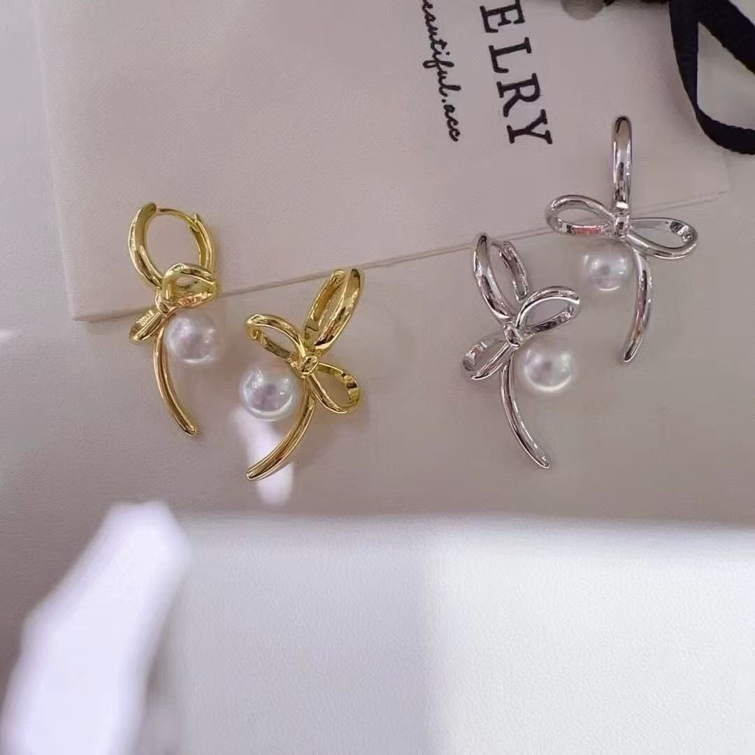 1393🆕 retro bow earrings, with a strong presence on the upper ear, are very eye-catching and exude a gentle and high-end charm. They are perfect for daily commuting