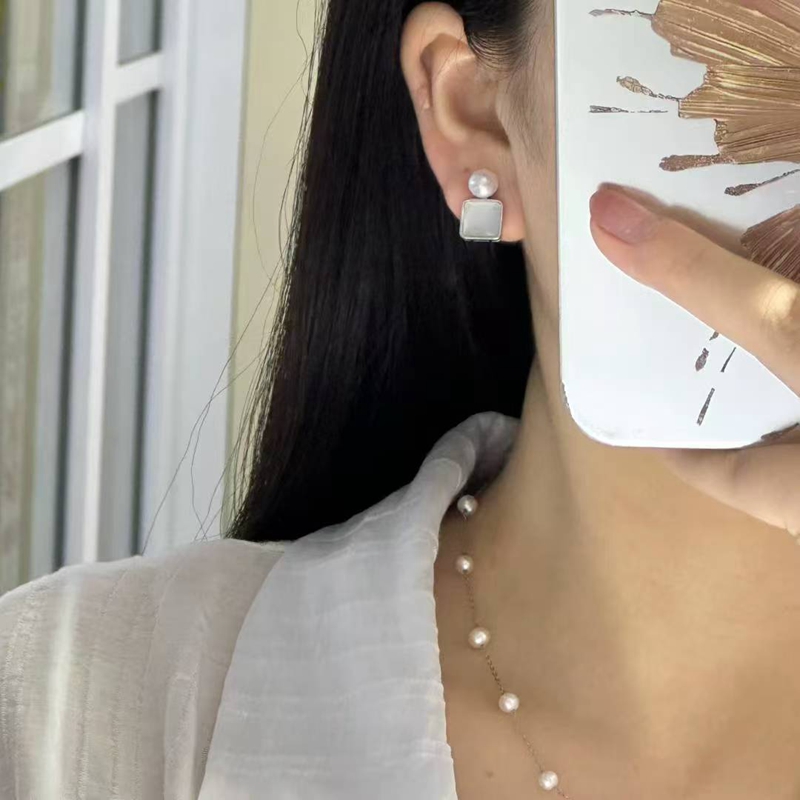 New natural pearl niche design square sugar mother-of-pearl earrings, simple, fashionable and elegant stud earrings, light luxury earrings detail image 6