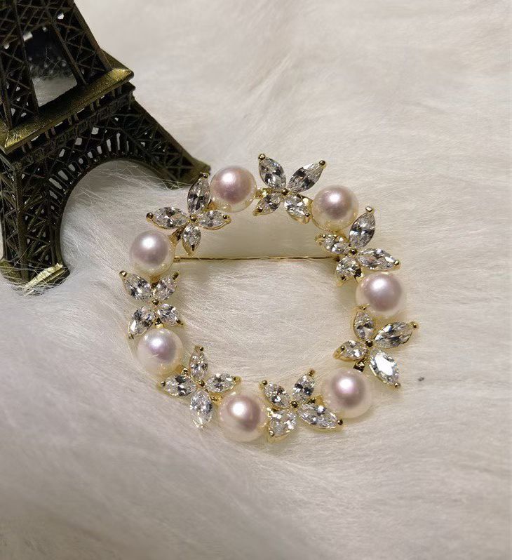 Natural freshwater multi-pearl brooch with round flowers, unique and elegant. A versatile gift for corsages details Picture