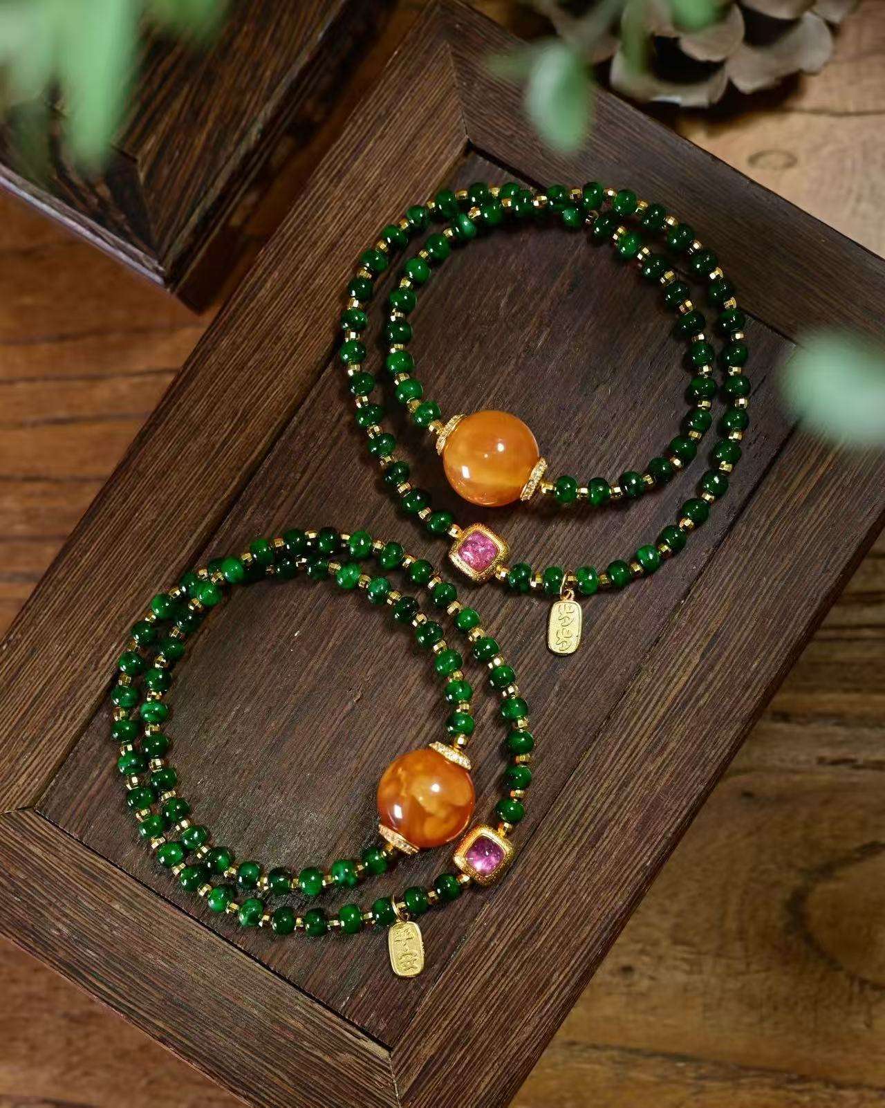 老色天然蜜蜡圆珠，搭配925银镀金镶嵌粉碧玺配饰“岁岁平安”小提溜，4.5mm天然A货干青翡翠算盘珠双圈手产品图