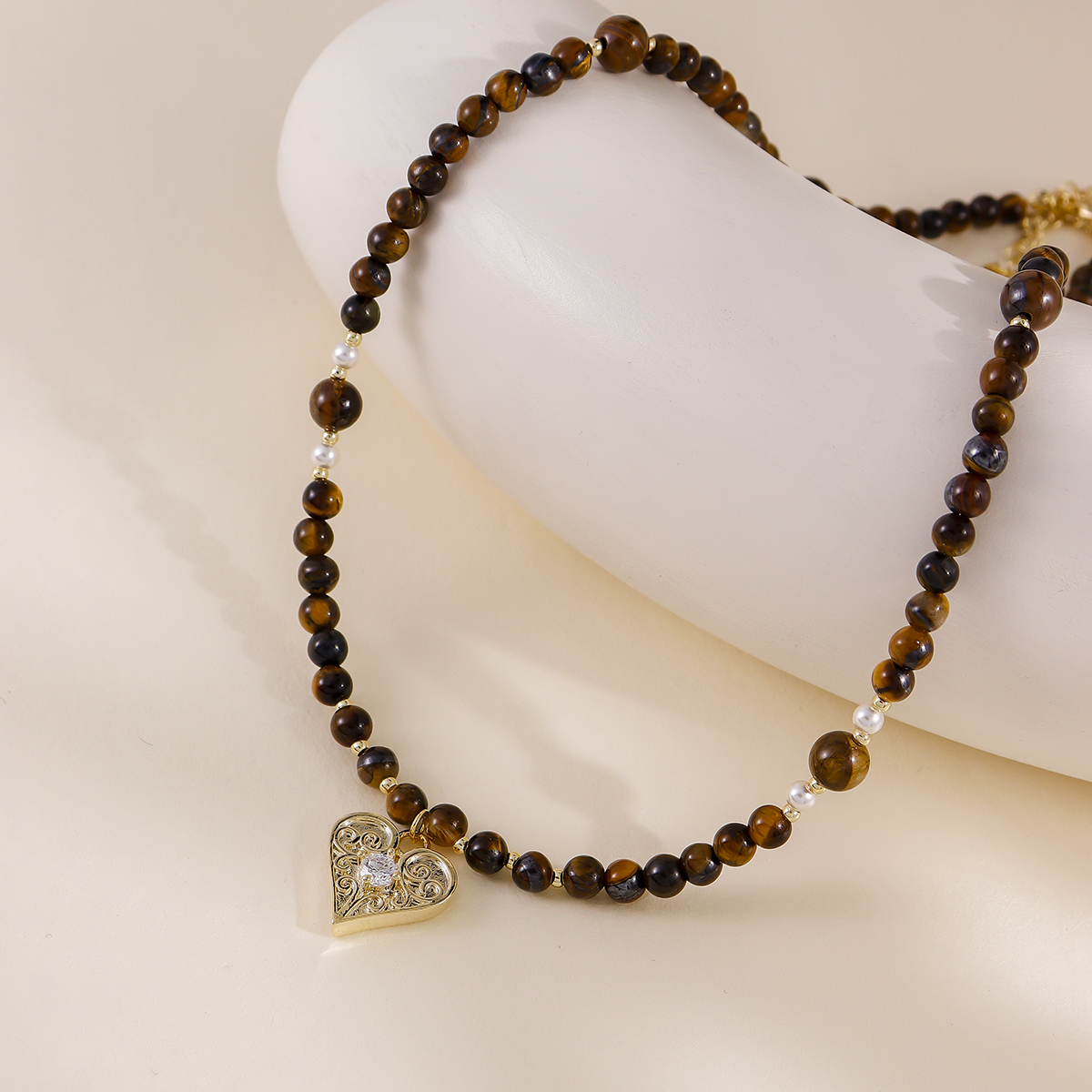 轻奢小众高级感美拉德虎眼石项链高级新款爆款女 爱心吊坠项链	产品图