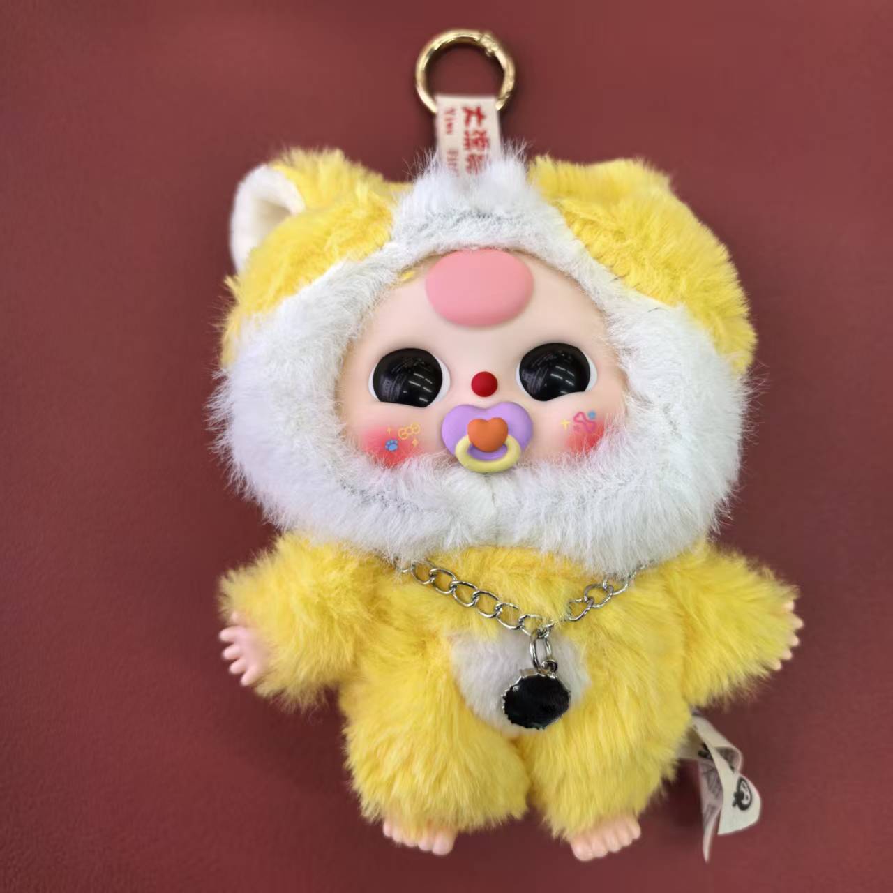 A three-year-old kid, a cat and a dog, rebellious noble blind box, with a contrast aesthetic design, is a spiritual symbol that is not defined. It's a trendy toy Application Scenario