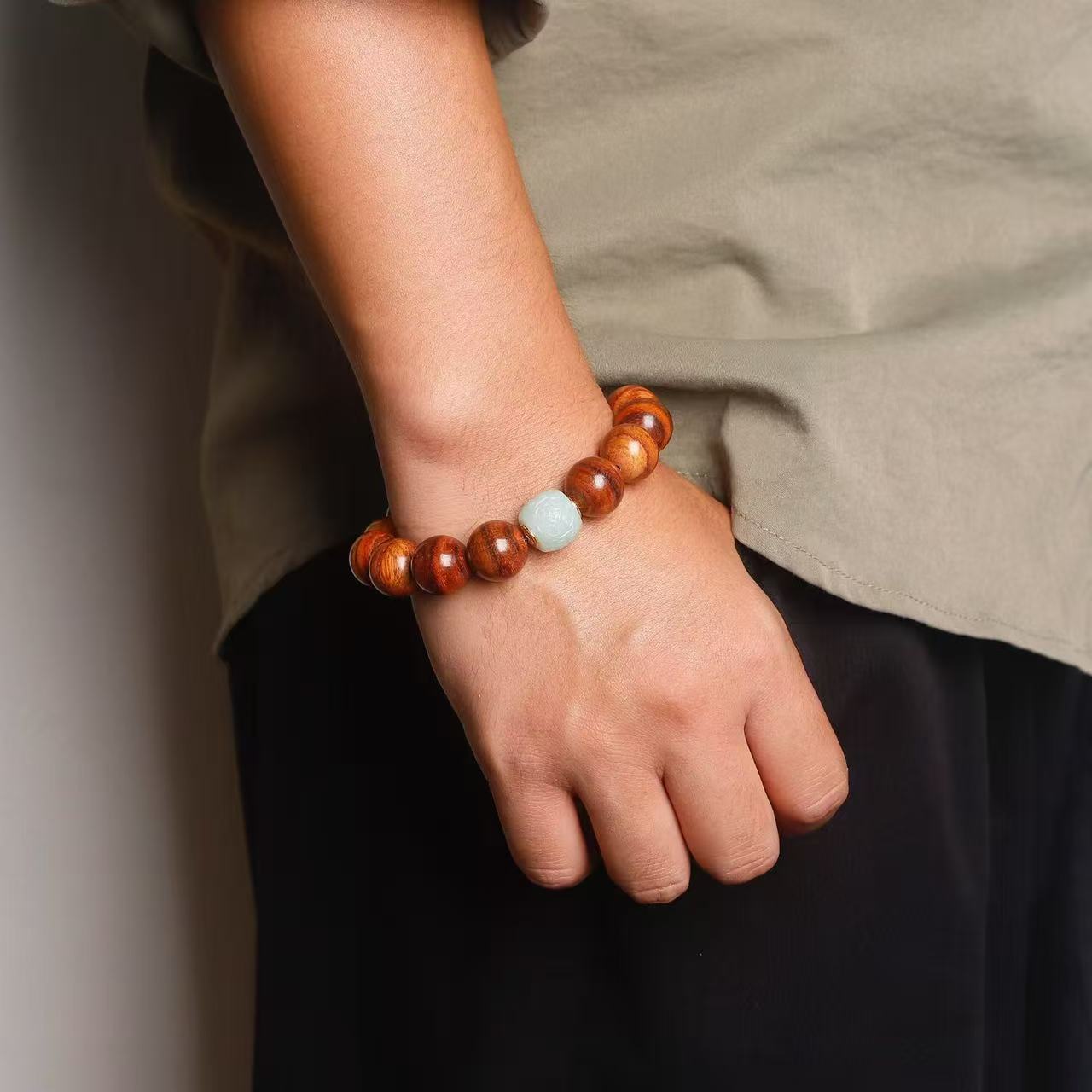 道毅珠宝天然海南黄花梨手串手链老蜜蜡绿色翡翠路路黑金超石细节图