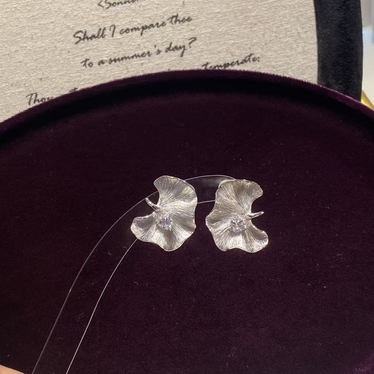 S925银镀金银杏叶锆石镶嵌飞丝工艺耳饰复古银色