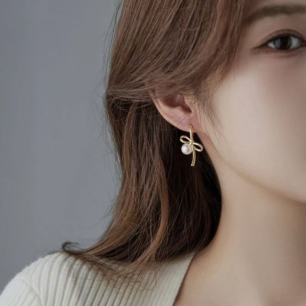 1393🆕 retro bow earrings, with a strong presence on the upper ear, are very eye-catching and exude a gentle and high-end charm. They are perfect for daily commuting Application Scenario