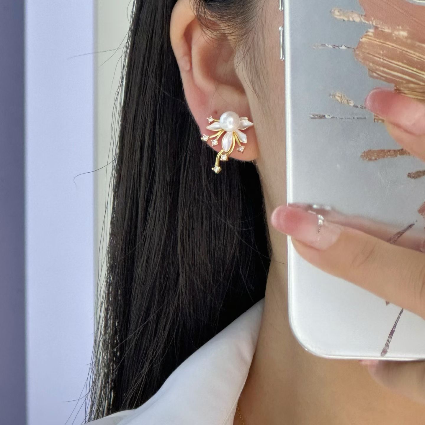 French design oil-dripping ylang-ylang flower natural freshwater pearl stud earrings, women's fashionable and niche pearl earrings necklace, pearl necklace jewelry detail image 5