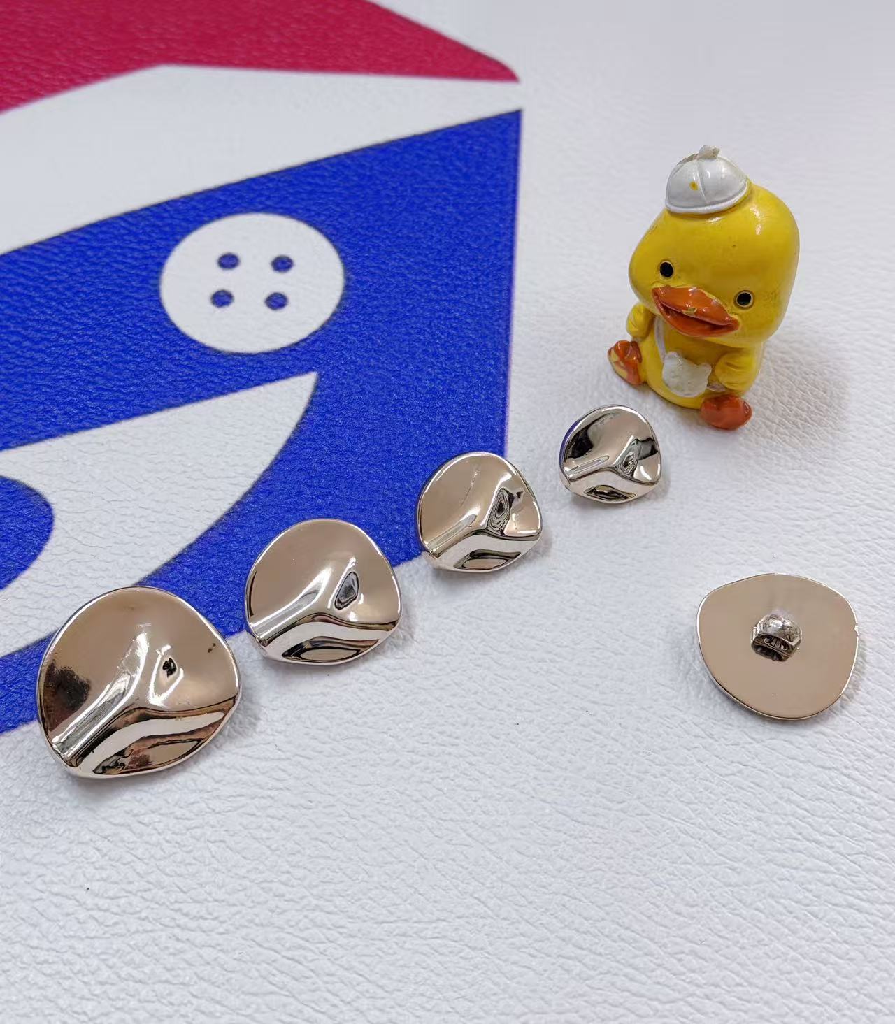 纺织皮革辅料钮扣多色金属装饰扣子服装配件耐用百搭工艺品