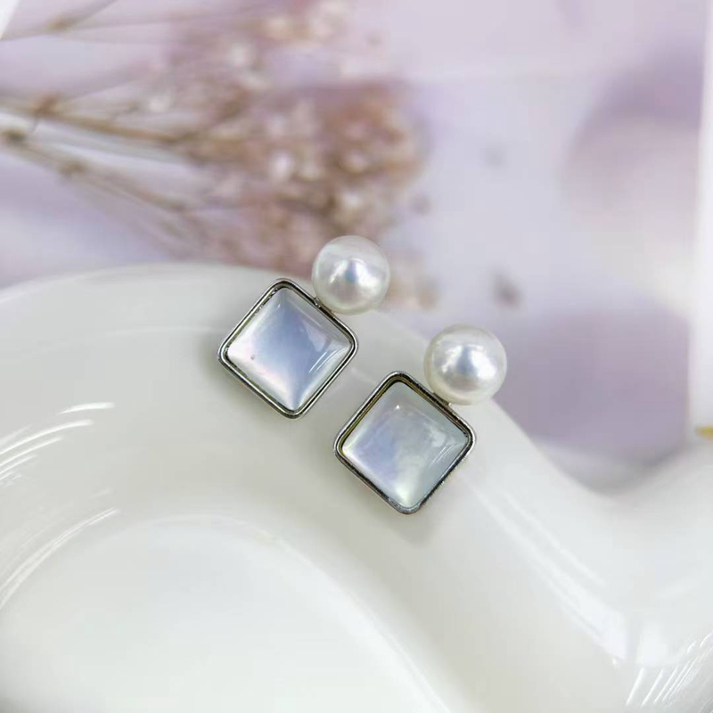 New natural pearl niche design square sugar mother-of-pearl earrings, simple, fashionable and elegant stud earrings, light luxury earrings Application Scenario