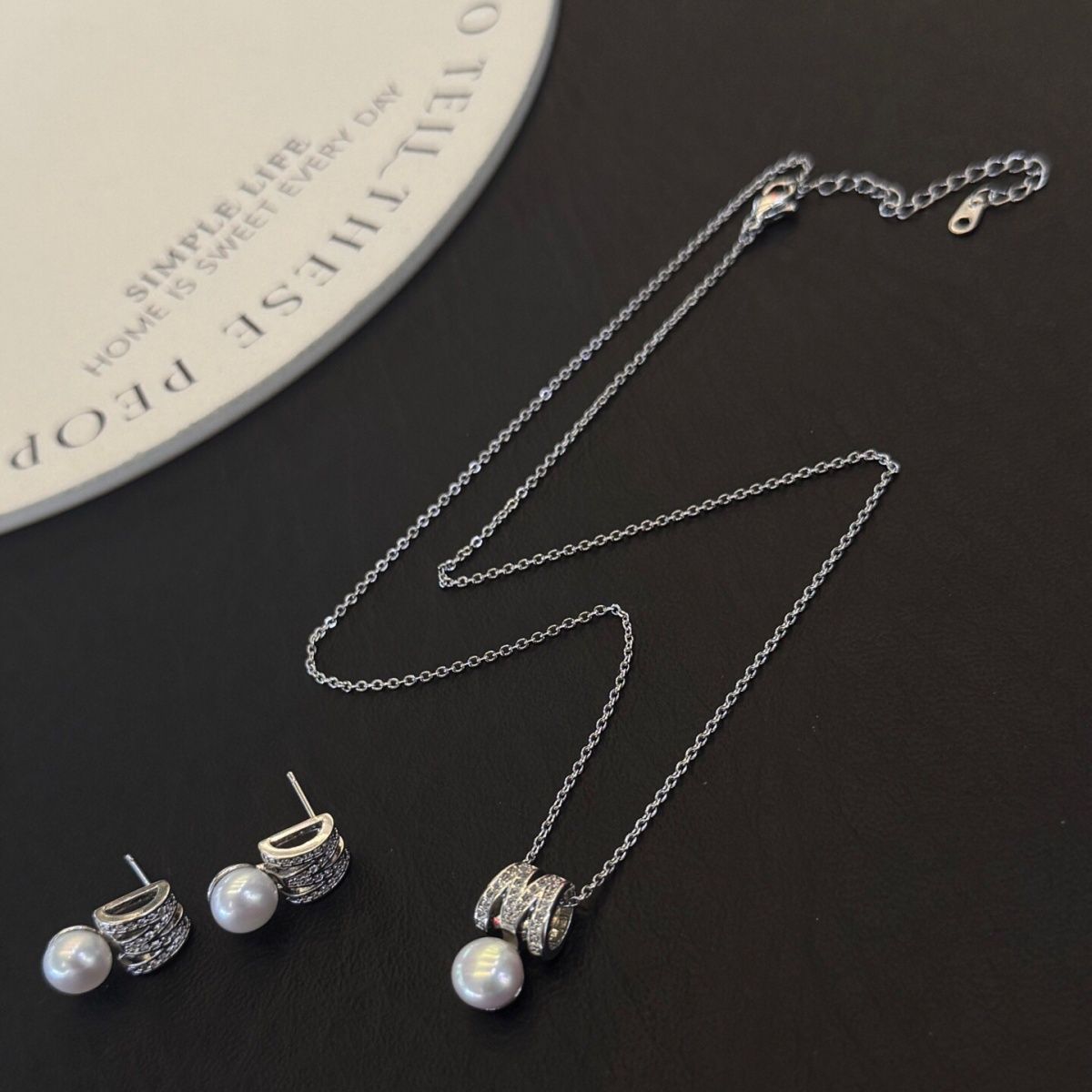 Natural freshwater pearl M Family collaboration set of the same style, neutral style soft and elegant full diamond inlaid jewelry necklace Pearl necklace detail image 3