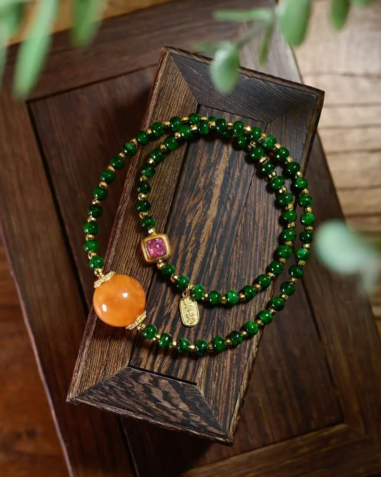 老色天然蜜蜡圆珠，搭配925银镀金镶嵌粉碧玺配饰“岁岁平安”小提溜，4.5mm天然A货干青翡翠算盘珠双圈手详情图2