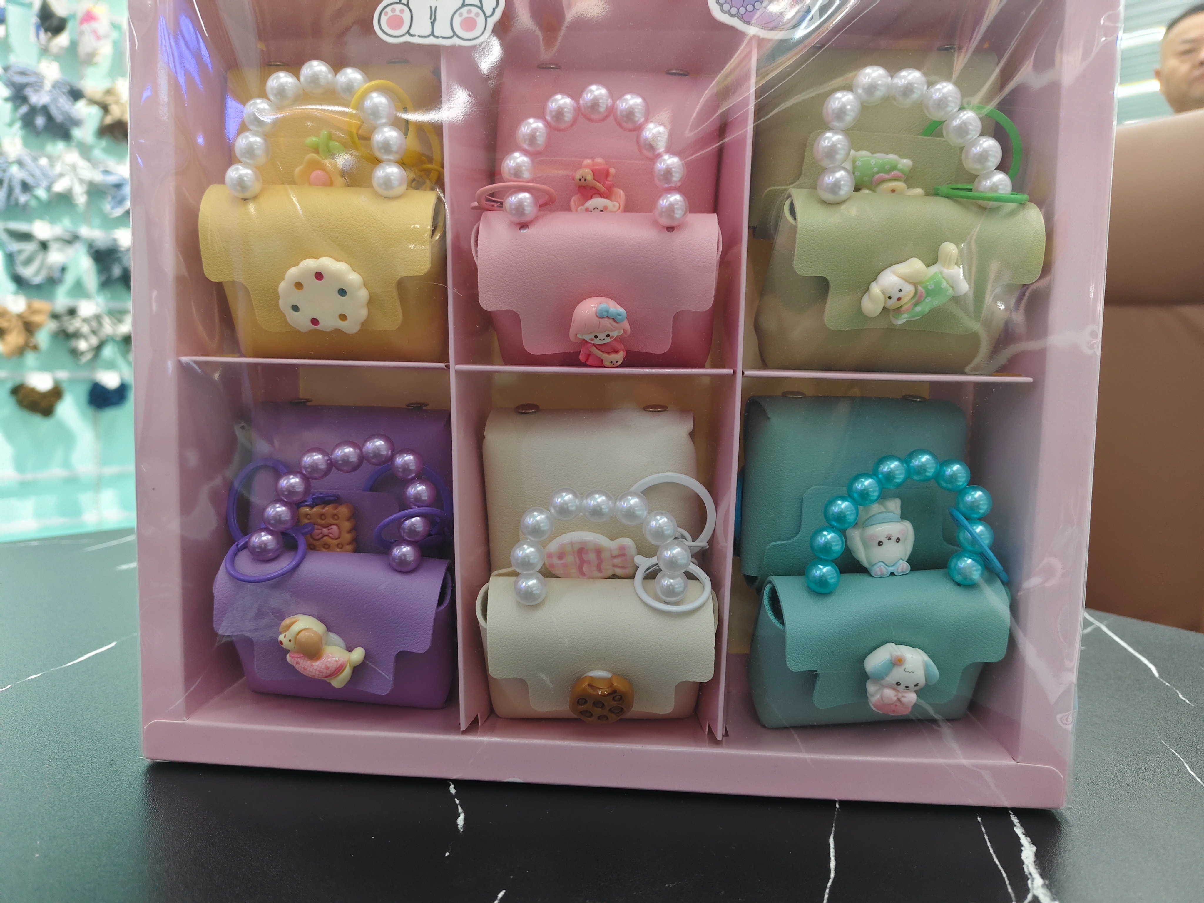 挂件包包，皮质包包，珍珠包包，零钱包包，2025新款挂件包包，女孩时尚包包产品图