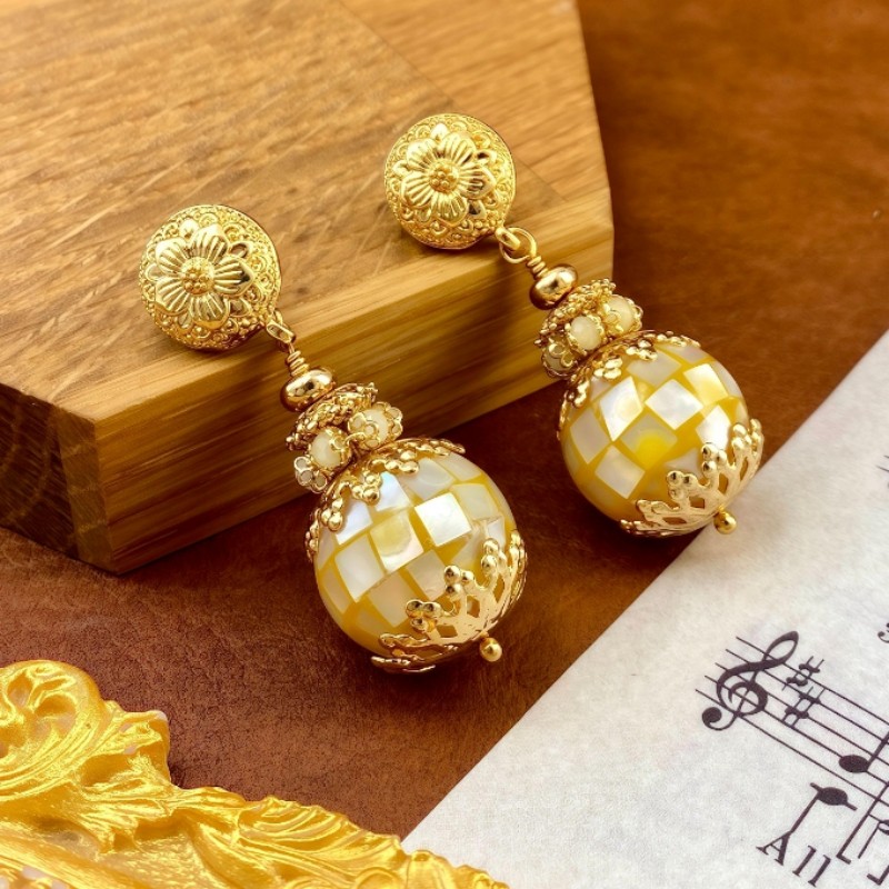 【SUGEBEINI】 Retro court style golden hollowed-out carved earrings, natural shell patchwork checkered spherical earrings, light luxury and niche design sense earrings, Baroque style ZEH00001 Item Picture