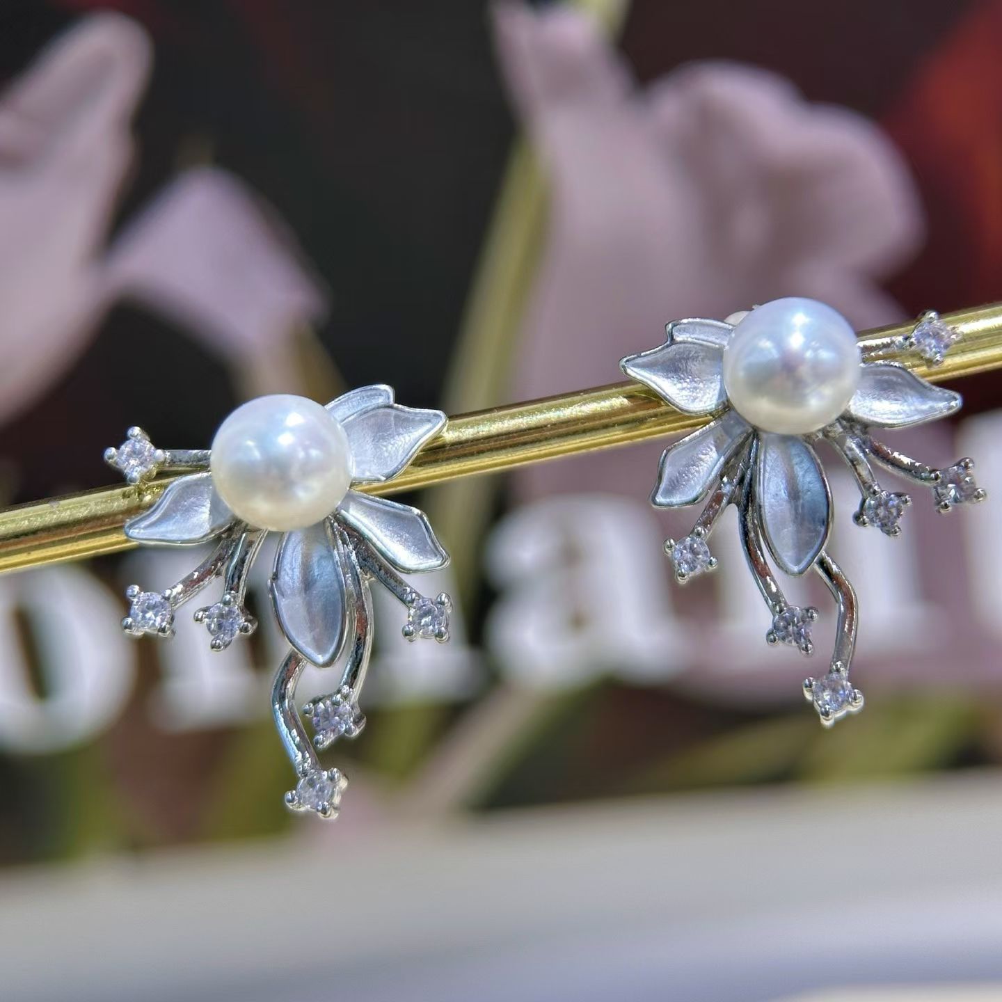 French design oil-dripping ylang-ylang flower natural freshwater pearl stud earrings, women's fashionable and niche pearl earrings necklace, pearl necklace jewelry detail image 6