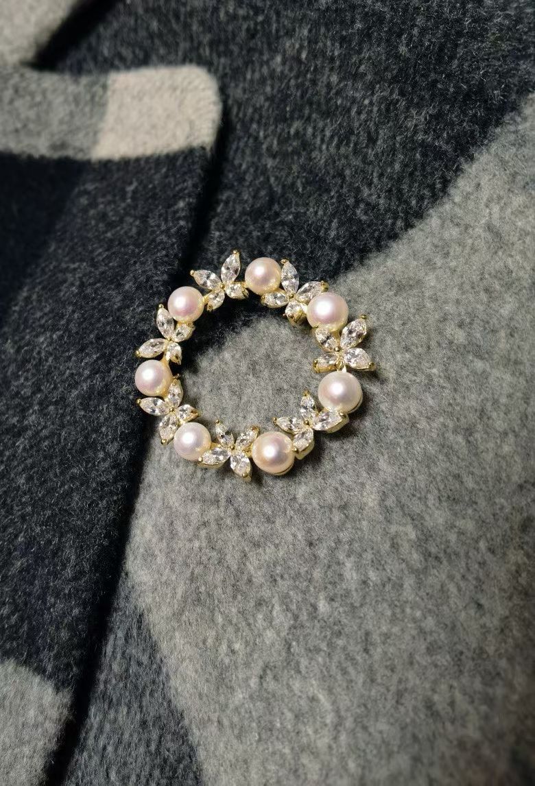 Natural freshwater multi-pearl brooch with round flowers, unique and elegant. A versatile gift for corsages