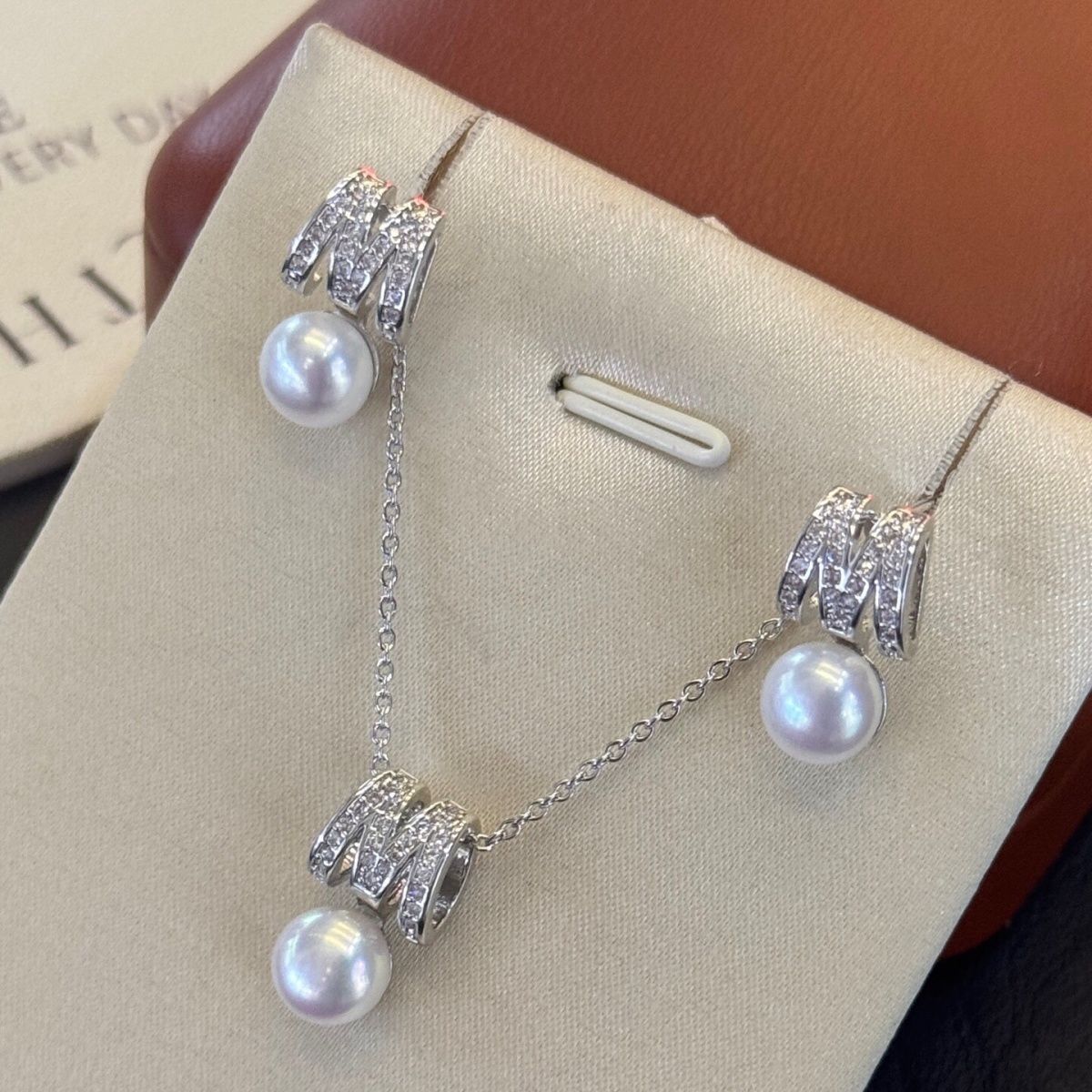 Natural freshwater pearl M Family collaboration set of the same style, neutral style soft and elegant full diamond inlaid jewelry necklace Pearl necklace details Picture