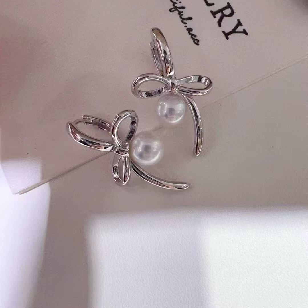 1393🆕 retro bow earrings, with a strong presence on the upper ear, are very eye-catching and exude a gentle and high-end charm. They are perfect for daily commuting Item Picture