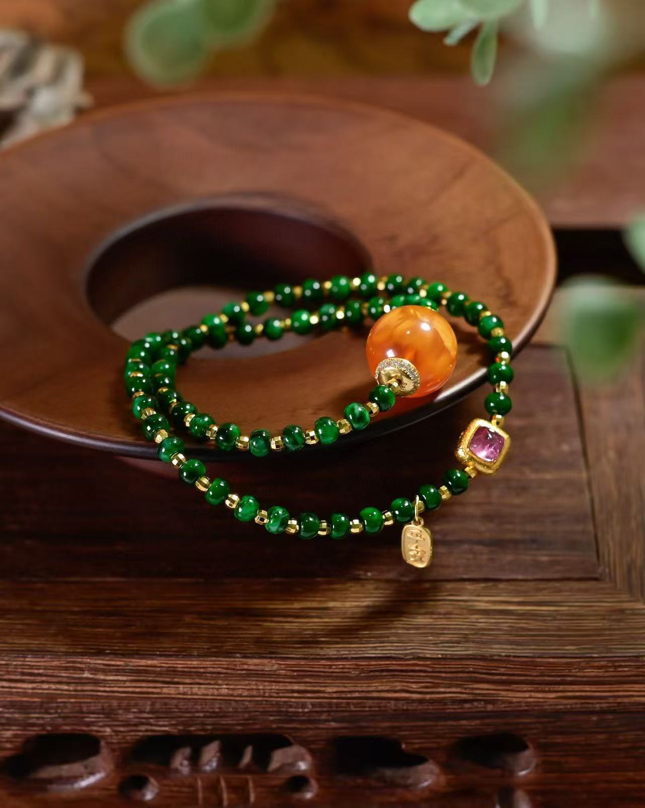 老色天然蜜蜡圆珠，搭配925银镀金镶嵌粉碧玺配饰“岁岁平安”小提溜，4.5mm天然A货干青翡翠算盘珠双圈手详情图4