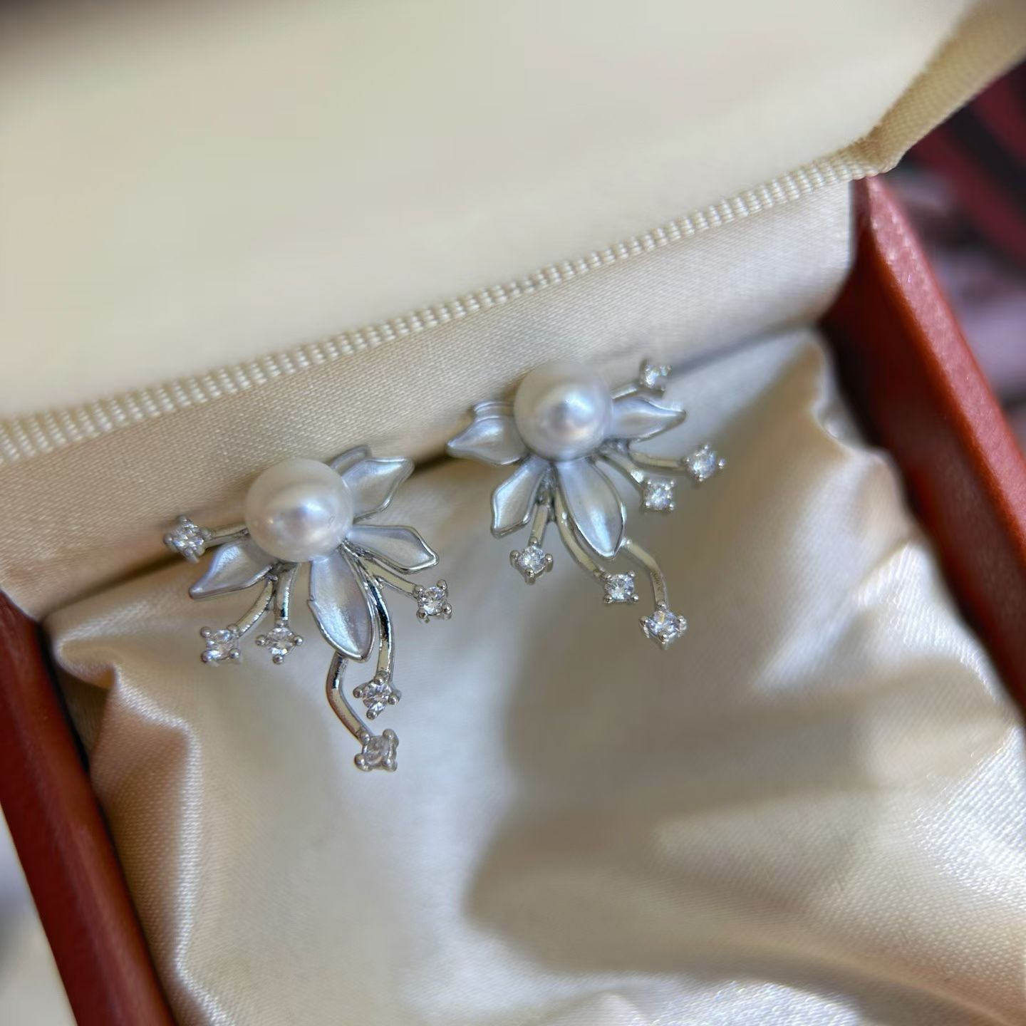 French design oil-dripping ylang-ylang flower natural freshwater pearl stud earrings, women's fashionable and niche pearl earrings necklace, pearl necklace jewelry detail image 7