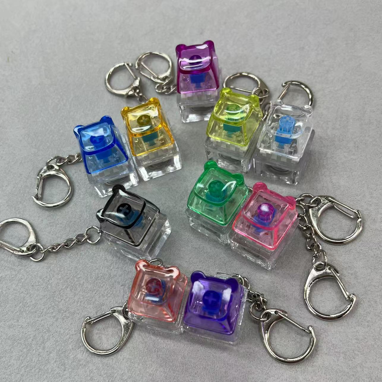 跨境单键彩色PC小熊发光玩具无聊手指减压钥匙挂件解压按键神器