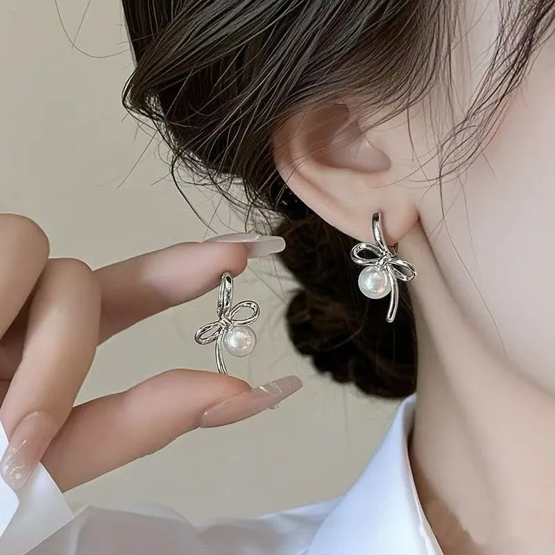 1393🆕 retro bow earrings, with a strong presence on the upper ear, are very eye-catching and exude a gentle and high-end charm. They are perfect for daily commuting detail image 4