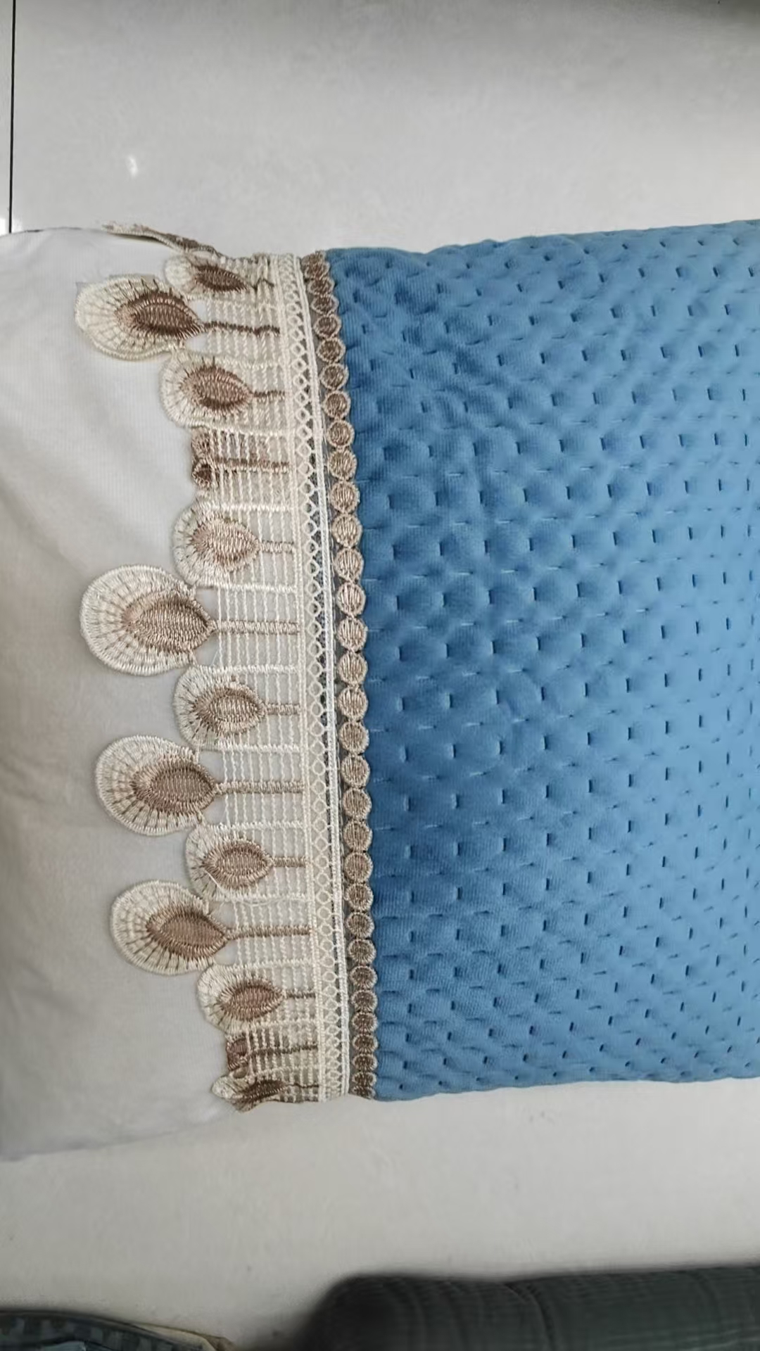 新款厂家直销批发中间点缀方形抱枕