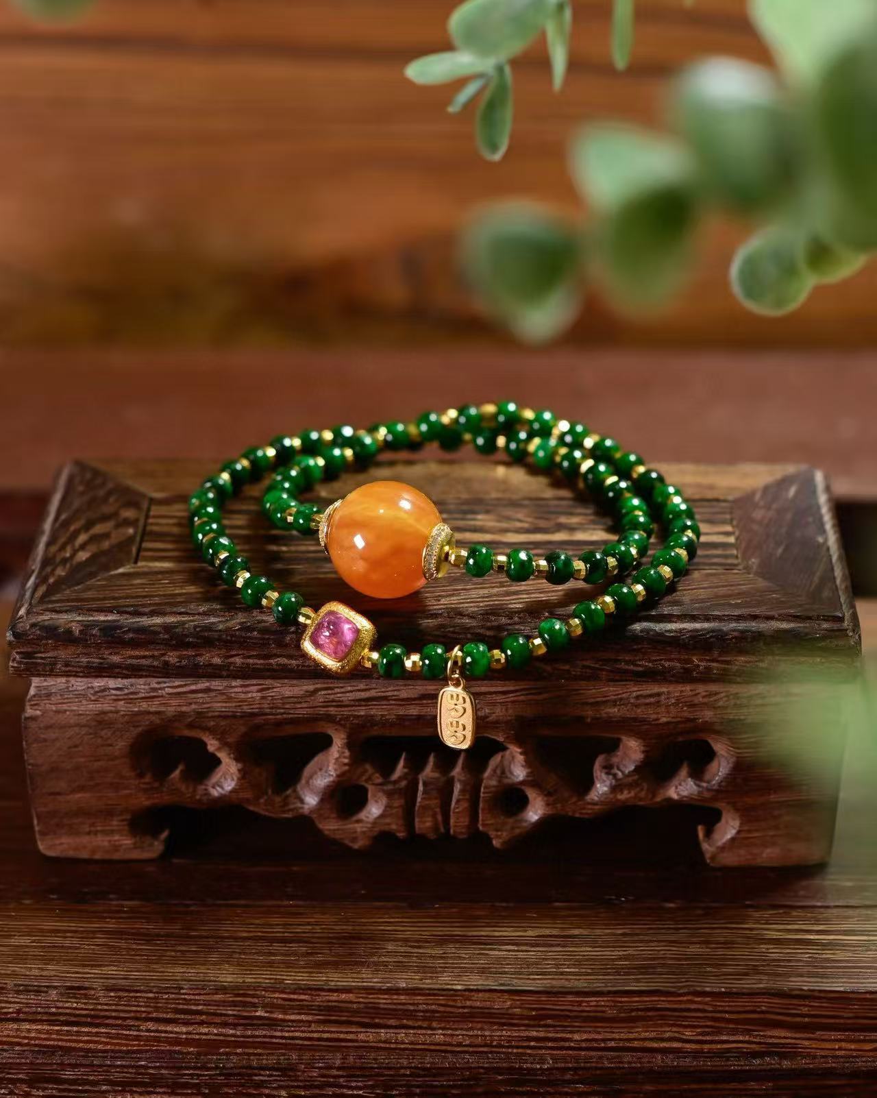 老色天然蜜蜡圆珠，搭配925银镀金镶嵌粉碧玺配饰“岁岁平安”小提溜，4.5mm天然A货干青翡翠算盘珠双圈手图