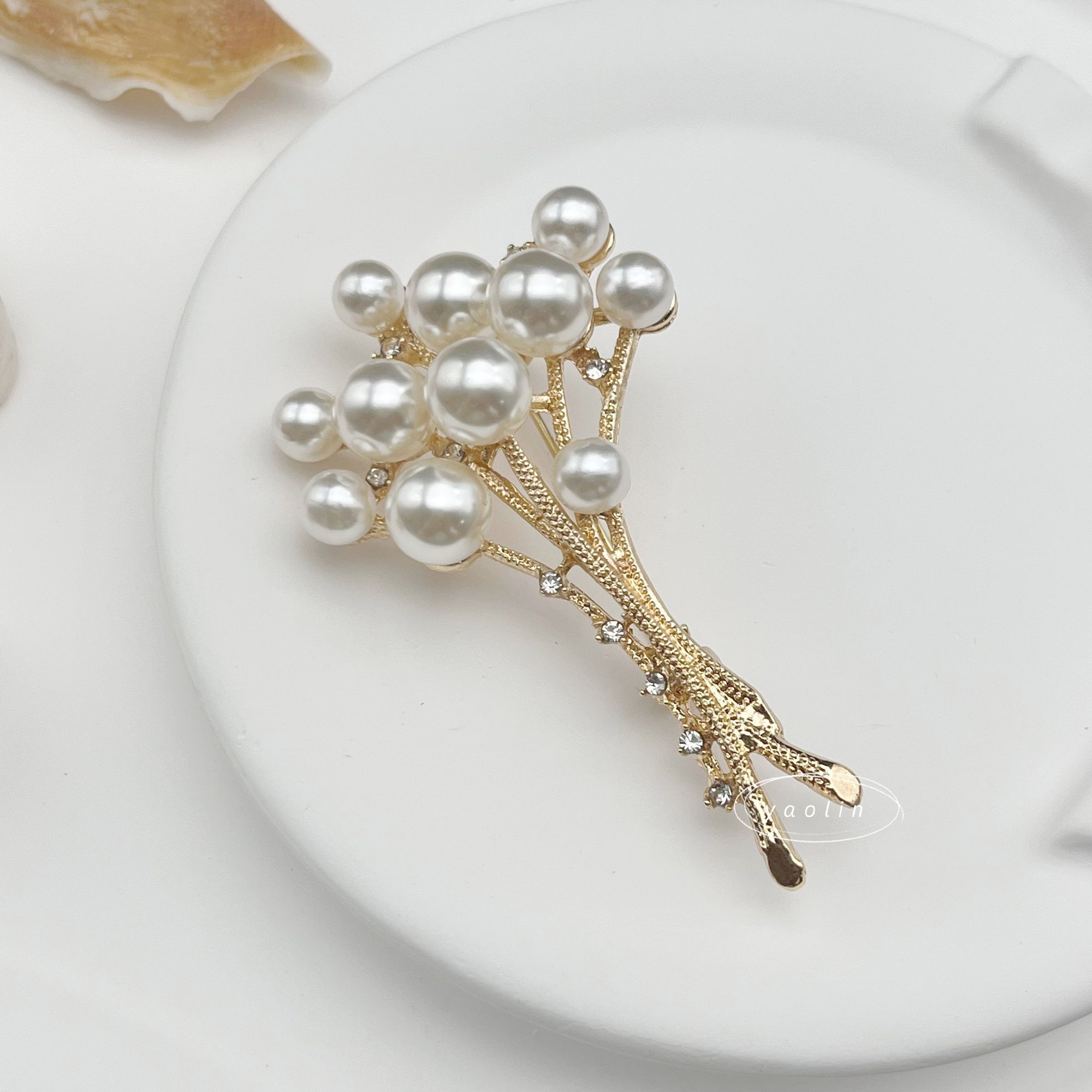 The new pearl bouquet brooch is fashionable, high-end and elegant. It features a high-end brooch for suits, anti-glare coats and accessories, as well as a peach brooch detail image 5