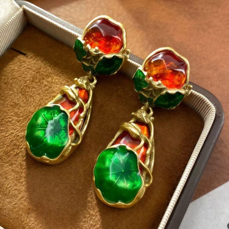 【SUGEBEINI】 Retro enamel lotus leaf earrings, red and green contrasting gemstone earrings, light luxury court style, artistic and niche earrings ZEH00037