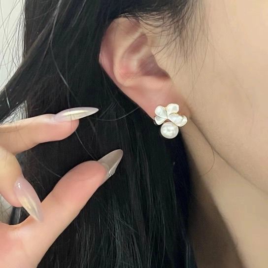 French retro flower natural freshwater pearl stud earrings, light luxury earrings, elegant design, fashionable ancient-style jewelry, pearl necklace Application Scenario