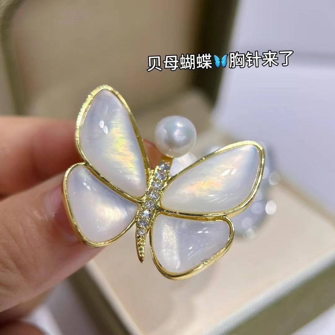 Elegant and refined butterfly brooch for women, high-end and luxurious, suitable for overcoats, brooch pins, corsage to secure clothes, anti-exposure lapel brooch, peach brooch Application Scenario