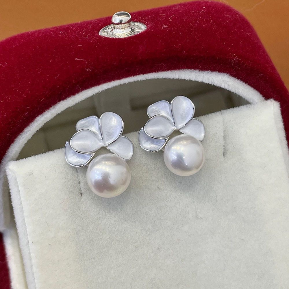 French retro flower natural freshwater pearl stud earrings, light luxury earrings, elegant design, fashionable ancient-style jewelry, pearl necklace detail image 9