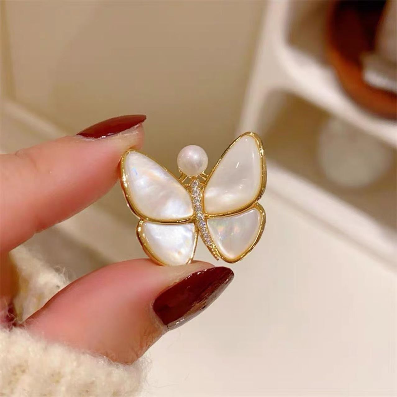 Elegant and refined butterfly brooch for women, high-end and luxurious, suitable for overcoats, brooch pins, corsage to secure clothes, anti-exposure lapel brooch, peach brooch detail image 5