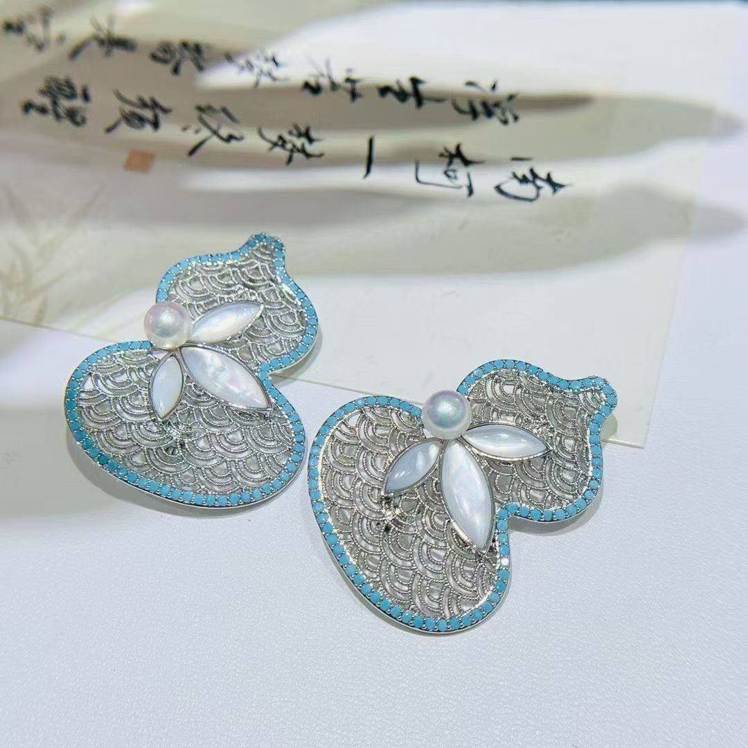 DIY brooch, high-end gourd brooch, new pearl cutout, elegant and exquisite suit, versatile high-end brooch, fashionable peach brooch Application Scenario