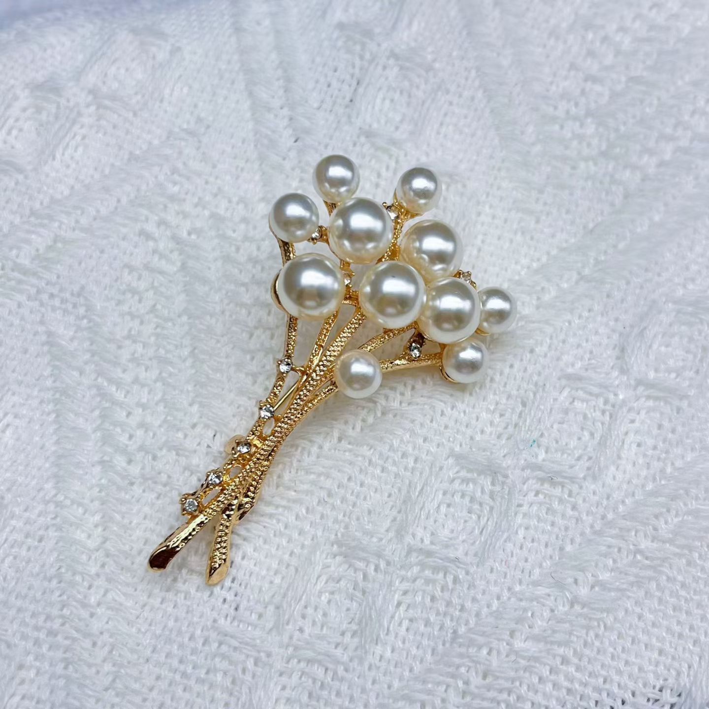 The new pearl bouquet brooch is fashionable, high-end and elegant. It features a high-end brooch for suits, anti-glare coats and accessories, as well as a peach brooch Application Scenario