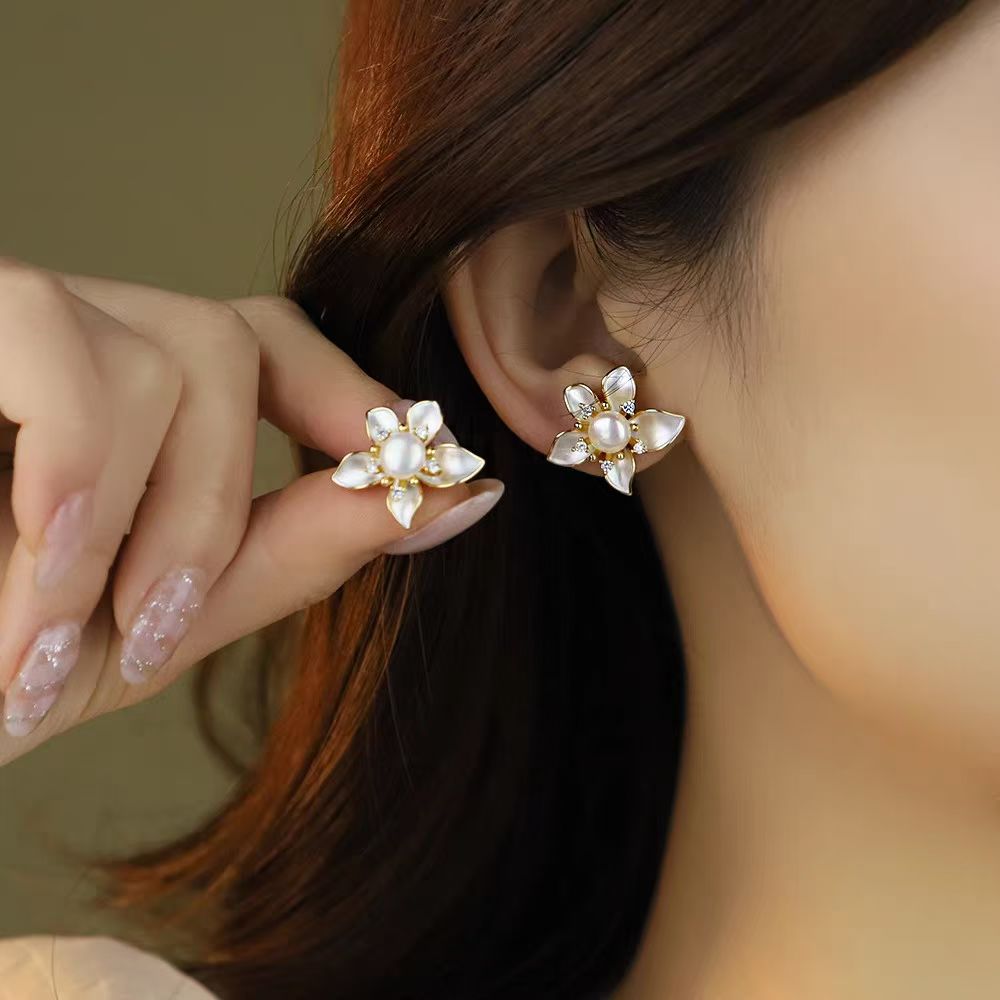 Natural freshwater pearl stud earrings, high-end, fashionable and light luxury 14k gold-plated small fragrance flower earrings, summer new pearl necklace detail image 9