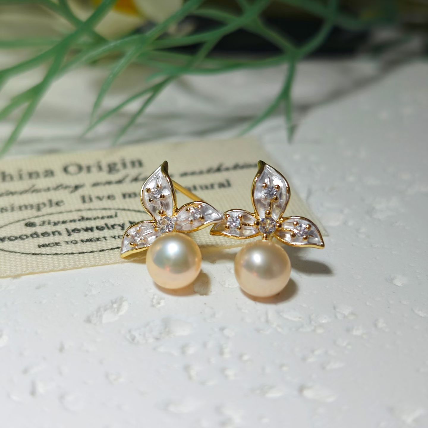 Fashionable and fresh three-leaf flower stud earrings, natural freshwater pearls, elegant and refined ladylike temperament, sweet and versatile, light luxury earrings, peach jewelry, pearl necklace Specification image