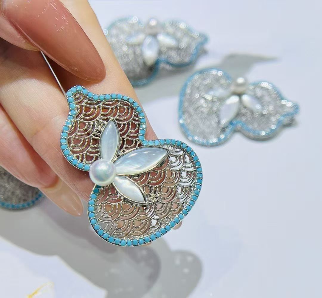 DIY brooch, high-end gourd brooch, new pearl cutout, elegant and exquisite suit, versatile high-end brooch, fashionable peach brooch detail image 3