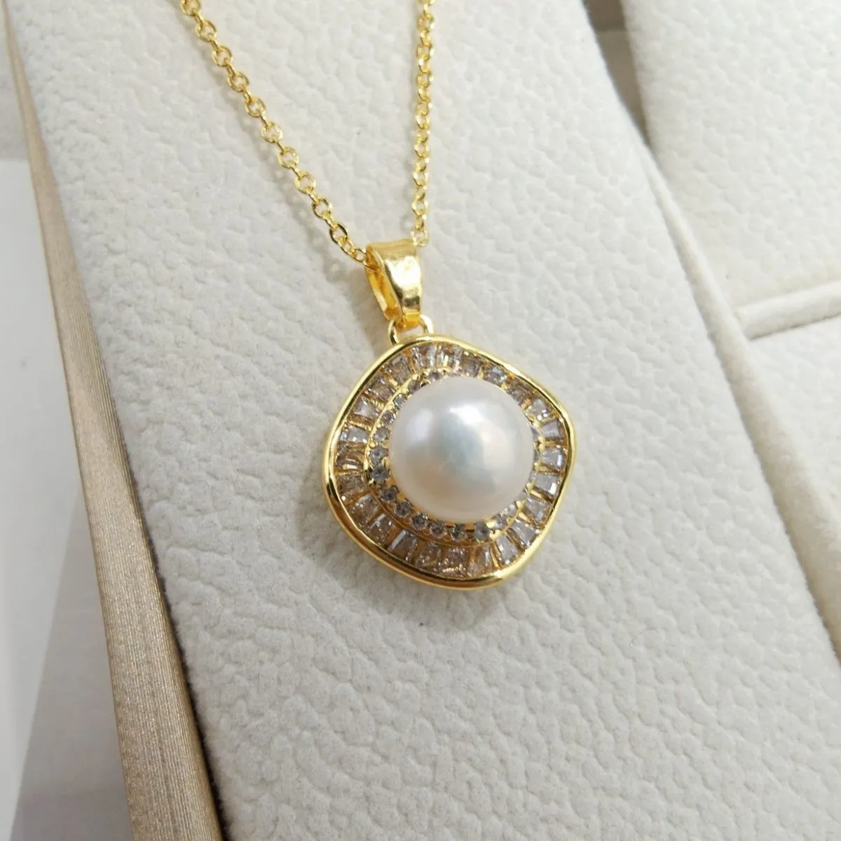A versatile set of freshwater pearl necklaces for women, a three-piece set with square micro-inlaid zircon pearl stud rings and pendants detail image 4