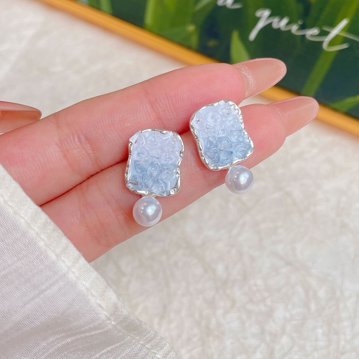 Gradient niche gradient color crystal French stud earrings, high-end pendant, pearl bestseller design, new stud earrings, pearl necklace, necklace jewelry detail image 8